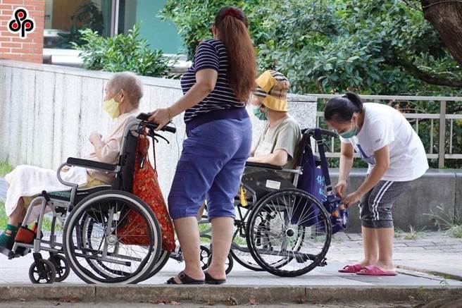 台北市劳动局提醒，若要求看护工大扫除、煮年菜，雇主将违反《就业服务法》第57条第3款，可处3万元以上15万元以下罚锾。（报系资料照）