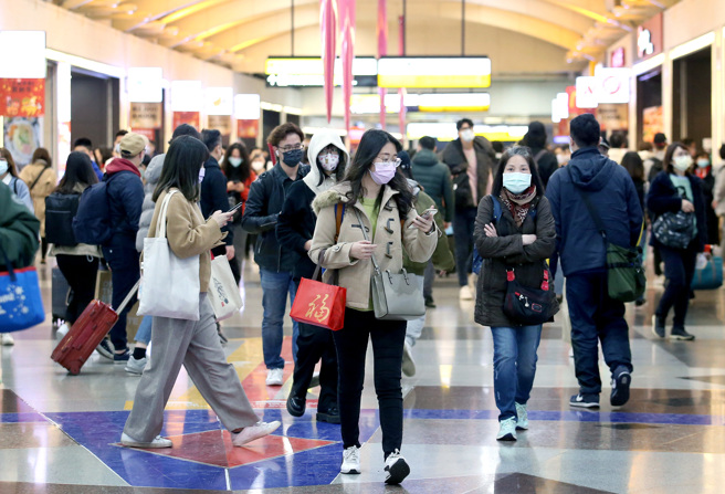 指挥中心公布今日确诊人数。图为民眾站搭车返乡照。（图／示意图，记者范扬光摄影）