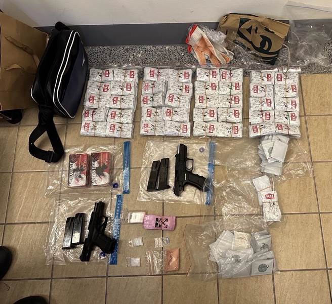 板桥分局临检汽车旅馆，查获情侣檔持有枪毒。（警方提供）★《中时新闻网》关心您：保护自己、远离毒品！