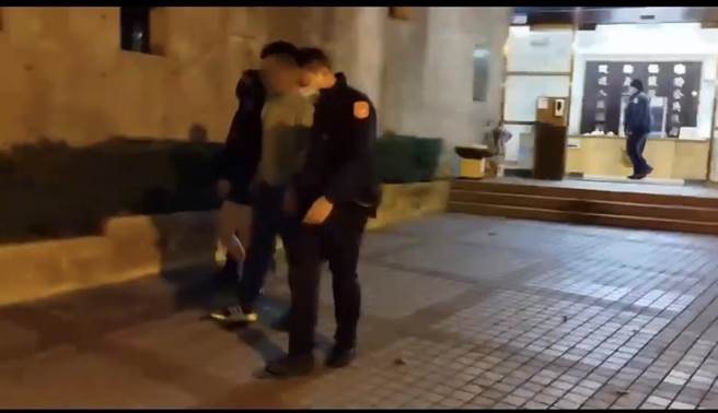 板桥分局临检汽车旅馆，查获情侣檔持有枪毒。（警方提供）