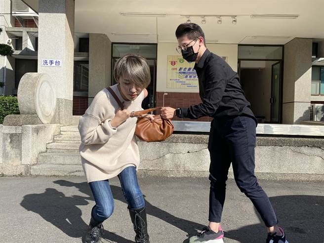 彰化县员林警分局明星脸女刑警李亭仪，外形神似杨谨华加桂纶镁，在春节示范如何防抢。(吴建辉摄)