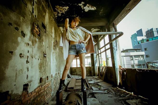 彰化员林警分局女刑警李亭仪，身高170公分，外貌姣好，拥有令人羡慕的9头身完美比例。(李亭仪提供／吴建辉彰化传真)