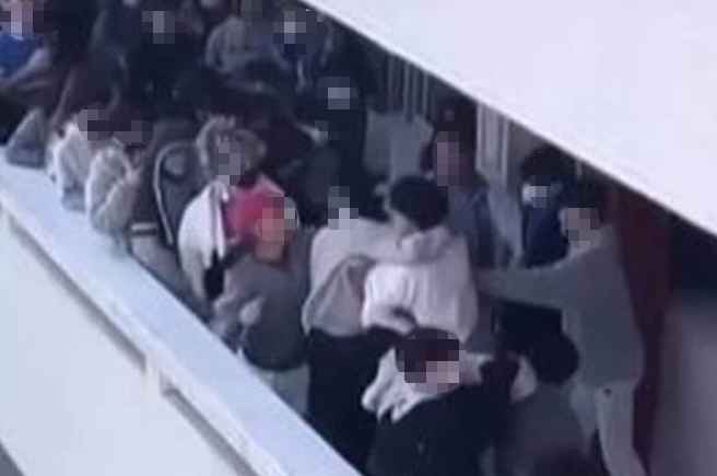 台中市1所私立高中傳出校園衝突事件，2名學生在走廊上扭打起來，校方20日表示，已約談雙方家長並達成和解。（截自「記者爆料網」影片）