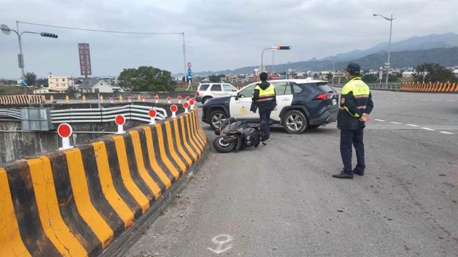 苗栗县铜锣乡台72线快速道路与苗119甲线路口，20日中午发生机车骑士自撞路口护栏死亡。（读者提供／谢明俊苗栗传真）