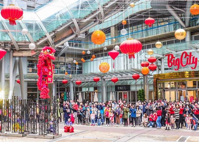 迎接农历新年，Big City远东巨城购物中心让你吃喝玩乐一站购足，22日初一推出舞狮搭配战鼓磅礡演出，将送出开春红包礼。（巨城提供／陈育贤新竹传真）