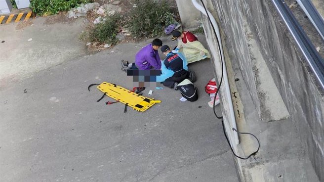 苗栗县铜锣乡台72线快速道路与苗119甲线路口，20日中午发生机车骑士自撞路口护栏摔落5米深堤道死亡。（读者提供／谢明俊苗栗传真）