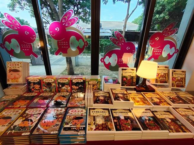 屏东胜利星村灯节期间限定，诚品快闪店进驻。(屏县府提供)