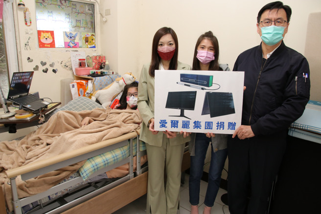 爱尔丽医疗集团执行长刘怡萱(中)及移民署北区事务大队大队长林泽谦(右) 年终送暖给新住民家庭。(移民署提供)