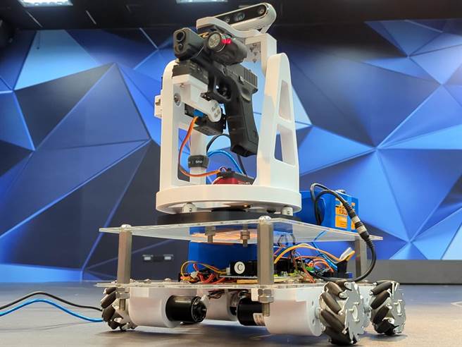 「具敌我辨识能力的追踪及射击系统」运用AI影像辨识技术，期望有效降低执法人员遭受嫌犯攻击的危险性。(龙华科大提供)