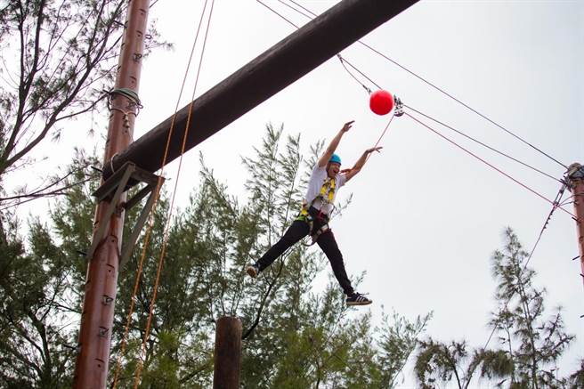桃园青年体验学习园区「信心击球」训练参与者的平衡，以考验胆识。（青年局提供／蔡明亘桃园传真）
