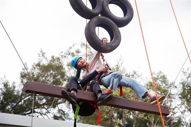 桃园青年体验学习园区「过五关」训练参与者手脚并用，增进协调能力。（青年局提供／蔡明亘桃园传真）