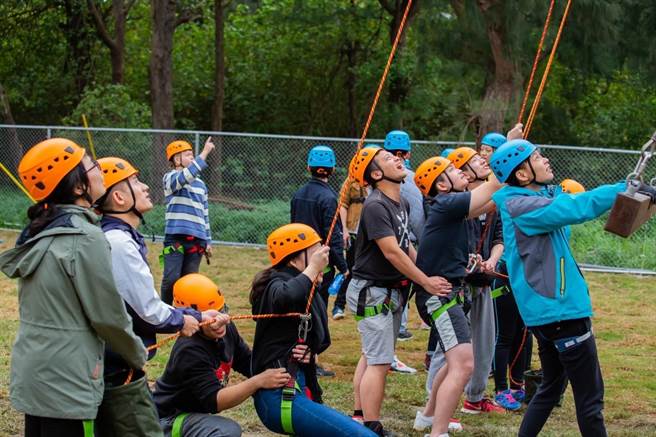 桃园青年体验学习园区「自我确保训练」有助于参与者增加团队凝聚力。（青年局提供／蔡明亘桃园传真）