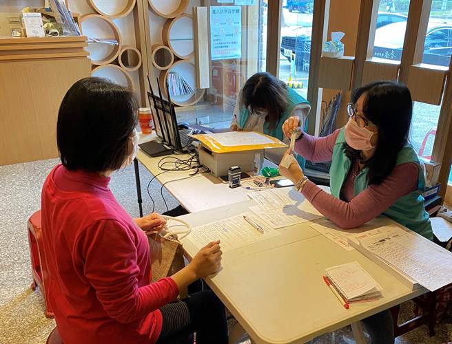新竹县卫生局办理大肠癌筛检抽奖活动，将有52人可获2000元礼券。（新竹县府提供／邱立雅竹县传真）