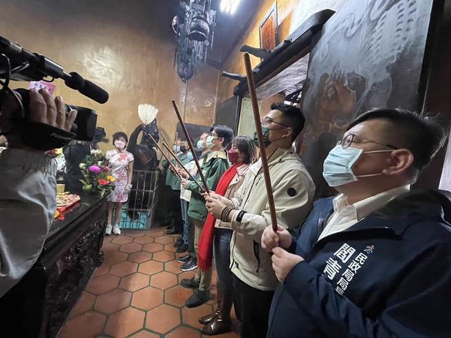 高雄市長陳其邁上午到大樹區霞海城隍廟參香，隨後向民眾發放兔年小紅包。(林雅惠攝)