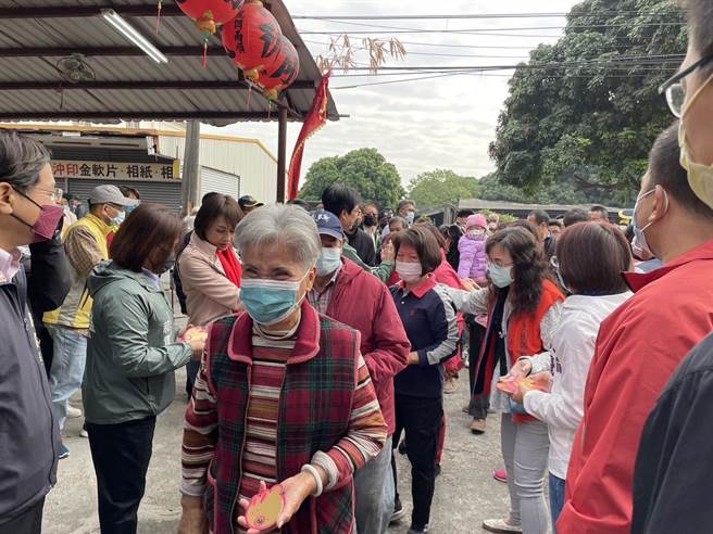 高雄市長陳其邁上午到大樹區霞海城隍廟參香，隨後向民眾發放兔年小紅包。(林雅惠攝)