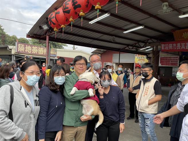 高雄市長陳其邁上午到大樹區霞海城隍廟參香，隨後向民眾發放兔年小紅包，受到熱烈民眾歡迎。(林雅惠攝)