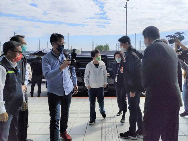 春节连假第1天开跑，台中市长卢秀燕20日上午至高铁台中站视察春节交通运输状况。（潘虹恩摄）