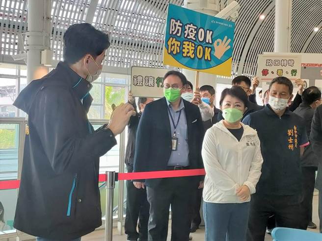 台中市长卢秀燕20日上午10点至高铁台中站了解高铁疏运情形，随后又到捷运高铁站区了解捷运输运情形以及台中市道路交通状况。（潘虹恩摄）