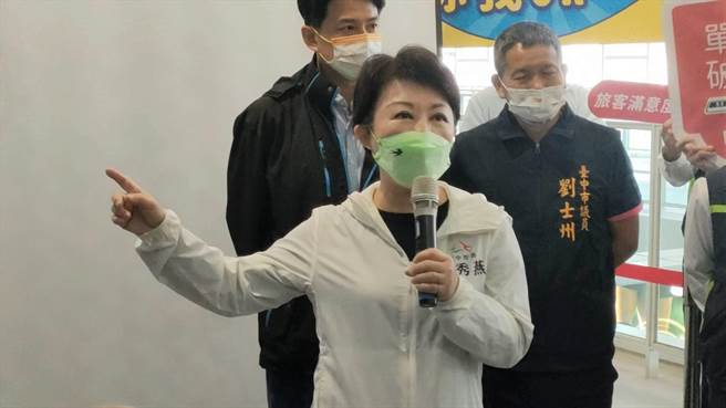 卢秀燕说，今年过年长达10天，加上前后几天民眾提早返乡出游，对车潮、人潮有分散效果，相较往年交通状况好很多，更笑说，也许未来过年，政府都可以放长一些，让交通有所分流。（潘虹恩摄）