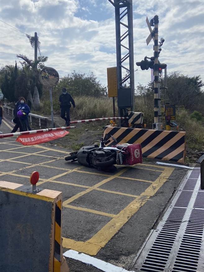 男子偷窃毛姓外送员的机车，疑因作贼心虚，途经铁路平交道发生事故；全案正由警方进一步调查中。（民眾提供）