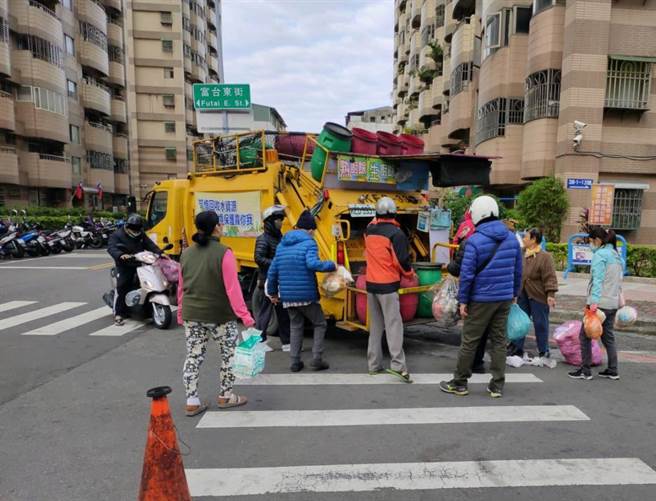 台中市春节垃圾收运不打烊，初二、初三改为定点收运垃圾。（环保局提供／张亦惠台中传真）