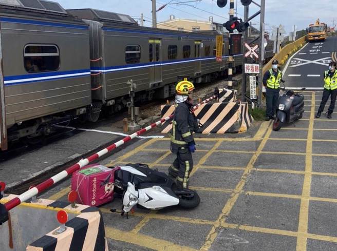 男子偷窃毛姓外送员的机车，疑因作贼心虚，途经铁路平交道发生事故；全案正由警方进一步调查中。（民眾提供）