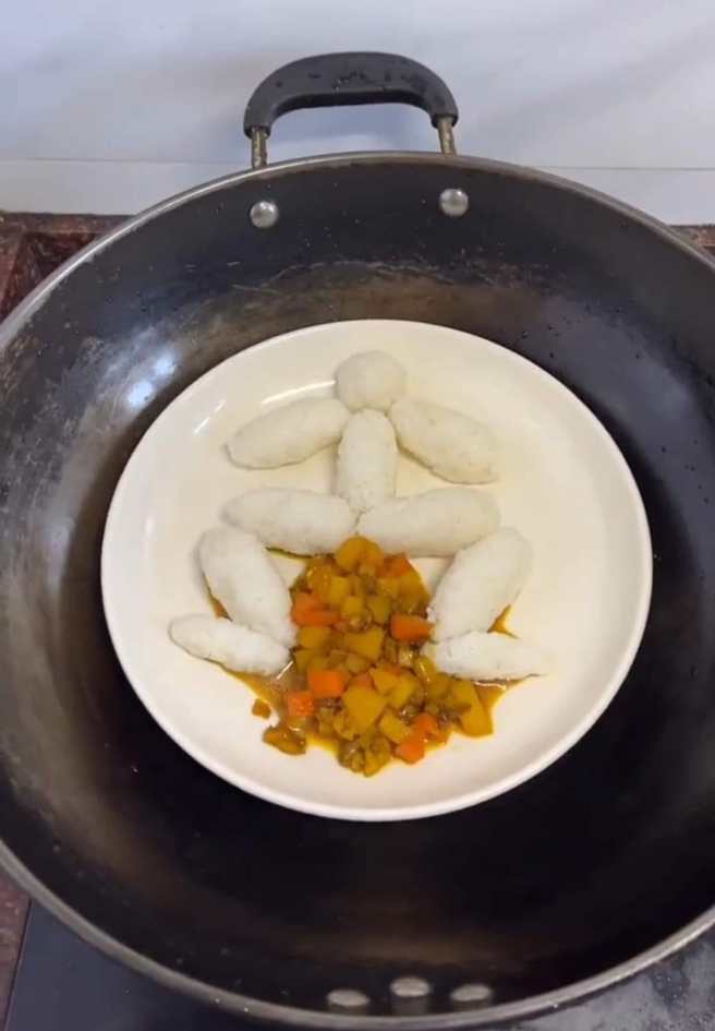 男网友发现女友好心在家中留下煮好的咖哩饭，但他打开一看瞬间食欲都没了，因为白饭被女友捏成人型，咖哩则在人体的跨下流出。（翻摄自脸书「爆笑公社2」）