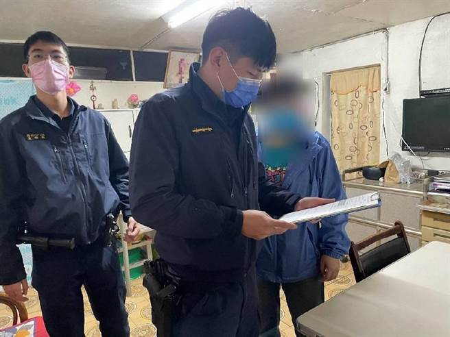 警方到刘男住处访查，转介慈善团体协助纾困。（翻摄照片／林郁平台北传真）