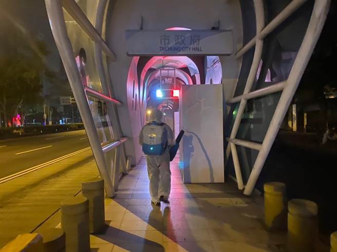 台中市政府交通局加强大眾运输场站环境消毒。（交通局提供／张亦惠台中传真）