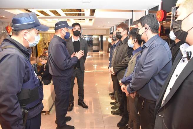 中山分局长陈金城亲自带队，向业者宣导应配合事项。（翻摄照片／林郁平台北传真）