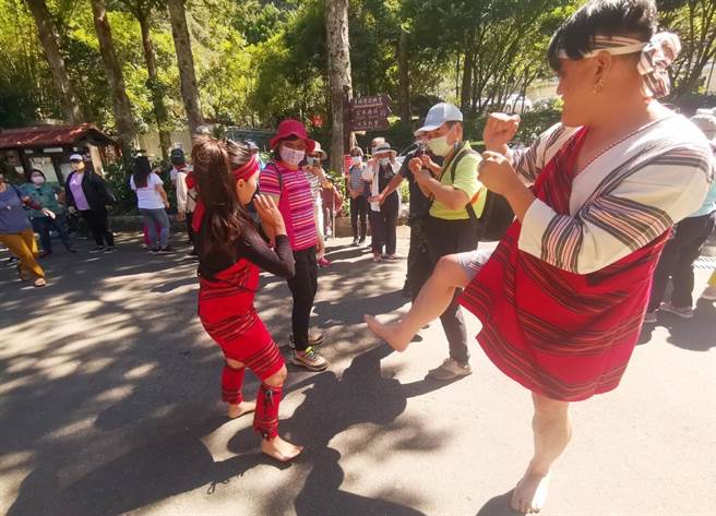 梨山游客中心，春节期间推出一系列的歌舞表演。(参山处提供)