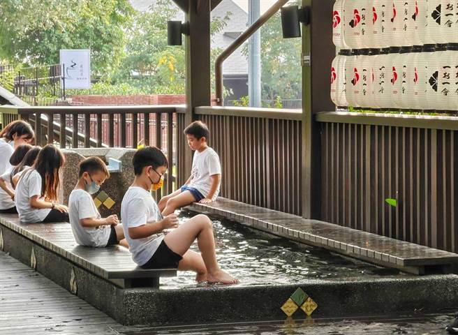 园方说，温泉泡脚池每日开放，入园费每人一百元，假日还有花式甩瓶表演、乐器演奏、街头艺人驻唱、魔术表演等。(清水那方提供／吴建辉彰化传真)