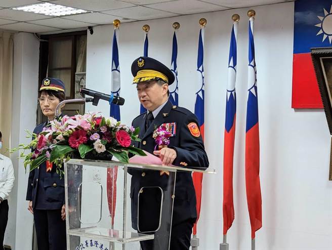 警政委员黄势清（图右）呼吁警察同仁，过年期间应酬多，跟人吃饭时问清楚点，「有长头髮的、黑影的，都不要去。」（张志康摄）