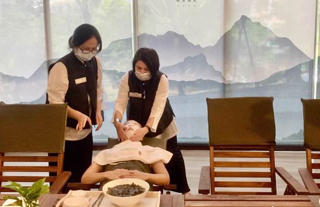 松柏岭游客中心，新春连假推出「茶薰六觉体验」。（廖志晃摄）