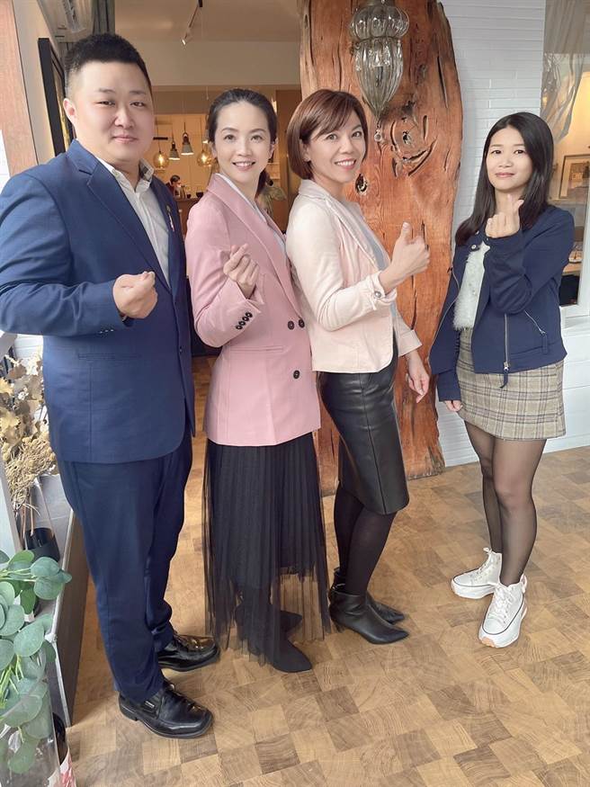 台湾乳房身心关怀协会总干事李国郡与台中美胸大使黄靖茹、刘芊卉、陈秋丽（左至右）。（柯宗纬翻摄）