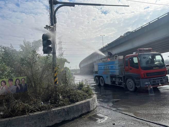 屏縣啟動道路大掃除，降低空汙要讓民眾過好年。(屏縣府提供)