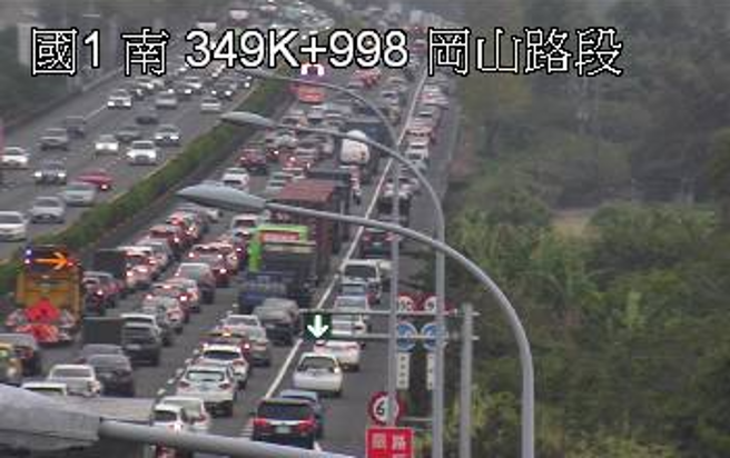 快改道！国1南下冈山路段多车追撞事故，车流回堵6公里。(翻摄高速公路1968)