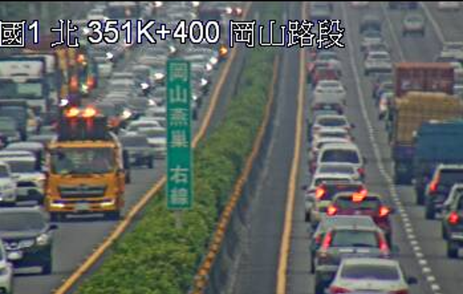 快改道！国1南下冈山路段多车追撞事故，车流回堵6公里。(翻摄高速公路1968)