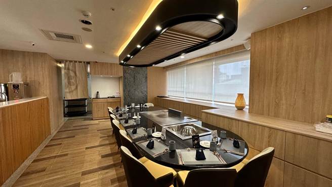 台北人气无菜单铁板烧「明水然•乐」，插旗新光三越高雄三多店。（柯宗纬摄）