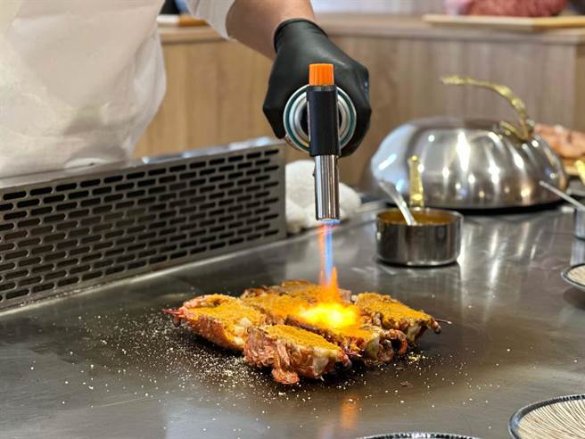 业者指出，龙虾部分选用肉质更为鲜弹紧实的水姑娘 (或同等级龙虾) ，来取代业界常用的波士顿龙虾，同时研发出「生猛龙虾三味」。（柯宗纬摄）