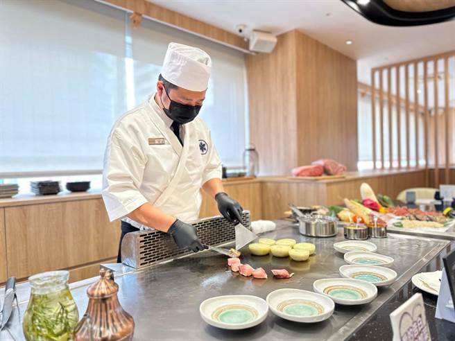 所有菜色均交由铁板师傅调理与安排，不仅考验铁板料理人的功力，也让客人入口的每一道职人手艺，都充满未知的惊喜。（柯宗纬摄）