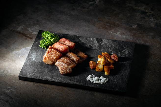 「明水然•乐」主打A5和牛。（柯宗纬翻摄）