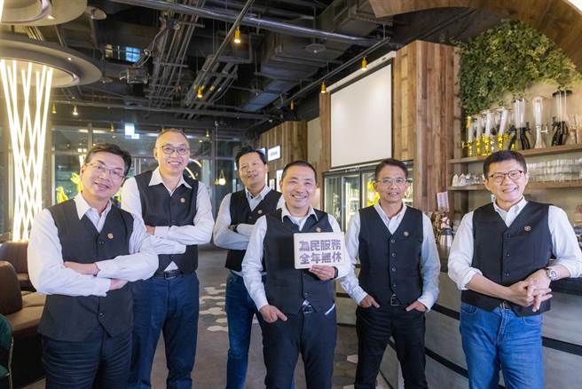 新北市長侯友宜（右三）傳出將於春節期間出訪新加坡，新北市新聞局嚴正否認。（新北市新聞局提供）