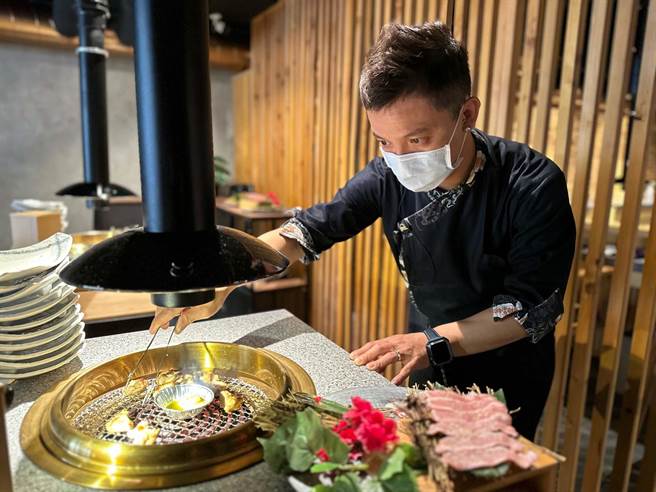 觅奇日式烧烤有3种套餐价位，最贵3000多元，另有多道顶级单点食材，主打专人桌边服务模式。（柯宗纬摄）