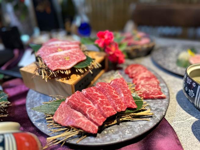 觅奇日式烧烤有3种套餐价位，最贵3000多元，另有多道顶级单点食材，主打专人桌边服务模式。（柯宗纬摄）