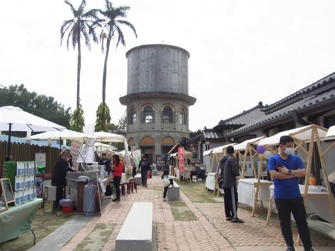 云林县北港水道头灯会市集开跑，古蹟级10角水塔极具特色。（张朝欣摄）