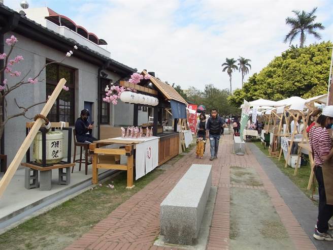 云林县北港水道头灯会市集开跑，日式建筑群充满京都风。（张朝欣摄）