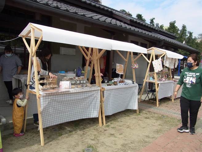 云林县北港水道头灯会市集规画40余个摊位，是走春、採购最佳选择。（张朝欣摄）