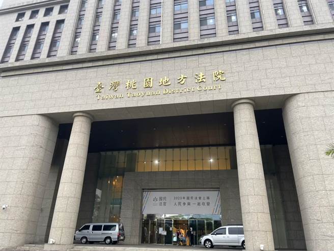 桃园市议员刘胜全涉嫌以议员配合款利用规格绑标安装冷气收回扣，桃园地方法院今裁定以800万交保，限制住居、限制出境及出海。（陈梦茹摄）