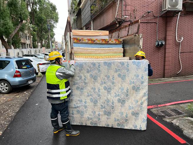 年前除旧布新，桃园环保局表示，民眾预约大型废弃物的清运件数大增不少。（桃园市政府环保局提供／陈梦茹桃园传真）